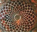 Interior de la cúpula, mostrant el treball geomètric en pedreria.