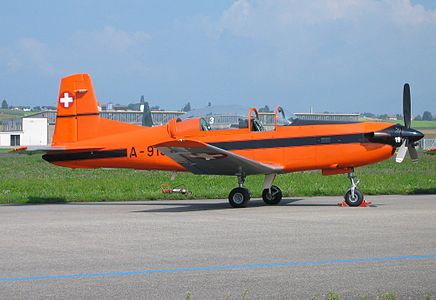 PC-7 des Forces aériennes suisses dans son ancienne livrée orange à la base aérienne de Payerne en 2004.