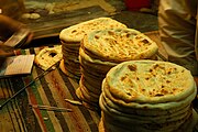 Naan mới nướng ra từ lò tandoor tại Karachi, Pakistan