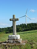 Calvaire et éolienne à Plouyé.