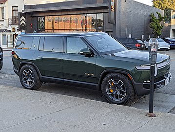 Электрический внедорожник Rivian R1S.