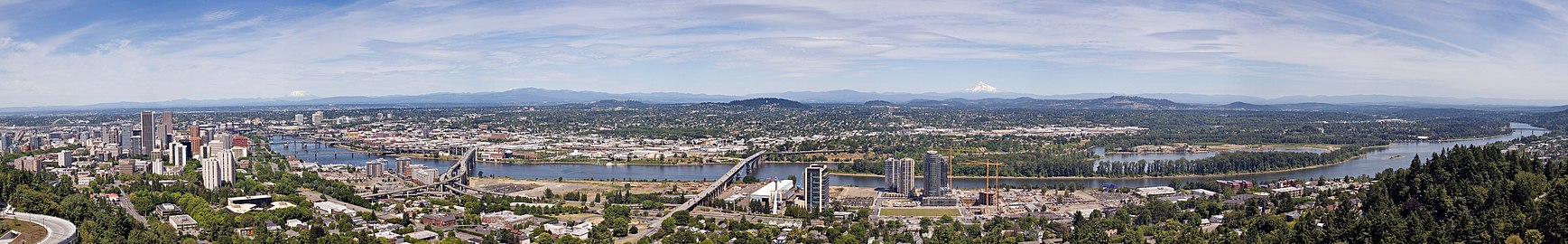 Willamette River o treuziñ kreiz kêr, Mount Tabor (kreiz) er reter anezhi. Mount St. Helens (kleiz) ha Mount Hood (kreiz dehoù) a weler eus meur a lec'h e Portland.