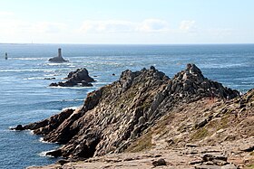 Entre le phare de la Vieille, le Gorle Greiz (« roche du milieu ») et la pointe, les courants de marée lèvent un clapot.