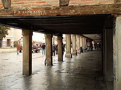 Calle mayor de Alcalá de Henares. Los soportales son una estructura singular y característica del urbanismo español. En este caso acogen hacia su interior curiosos elementos de la antigua judería de la ciudad como son los adarves, en contraste con su trazado rectilíneo (sobre el camino preexistente, conecta el antiguo centro romano con la plaza mayor, que de forma característica surgió en un arrabal).