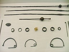 Antigua joyería griega de varias tumbas: alfileres de bronce, fíbulas y anillos de dedo y un anillo de oro para el pelo. 1100-100 a. C. Museo Arqueológico del Cerámico (Atenas).