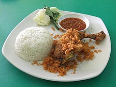 Ayam goreng dihidang dengan sambal belacan