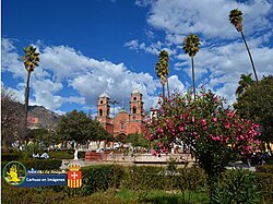 Plaza de Armas und Catedral de Carhuaz