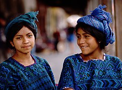 Дівчата у традиційному одязі в Чичикастенанго