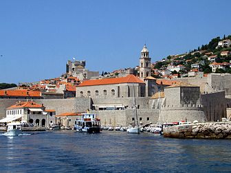 Le port et la vieille ville de Dubrovnik, en Dalmatie (Croatie). (définition réelle 2 592 × 1 944)