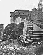 L'extérieur de la porte Hope, en haut de la Côte de la Canoterie, surplombée par le bâtiment de garde, vers 1860