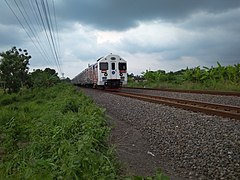 Kereta api Prambanan dengan stiker sinergi BUMN saat melintas di Karangnongko, Kalikotes.