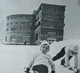 L'Albergo Campo Imperatore vers 1940. Ancienne forteresse aménagée en station de sports d’hiver et redevenue pour Mussolini une prison.