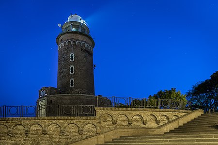 Faro Kołobrzeg na costa Polaco Baltico.