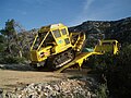 Tracteur chenille sur porte-char après réalisation d'une zone d'appui en Forêt Domaniale de la Sainte-Baume en 2005.