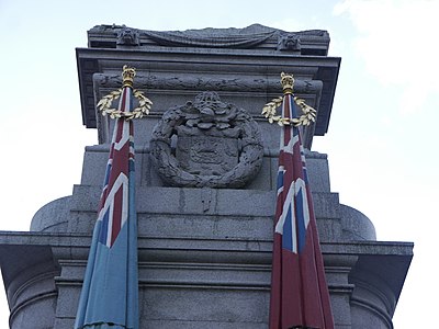西南方向的彩绘石旗、花环与罗奇代尔盾徽