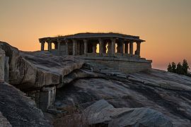 ഹെംകുട കുന്നിൻമുകളിലുള്ള ചരിത്രശേഷിപ്പുകൾ