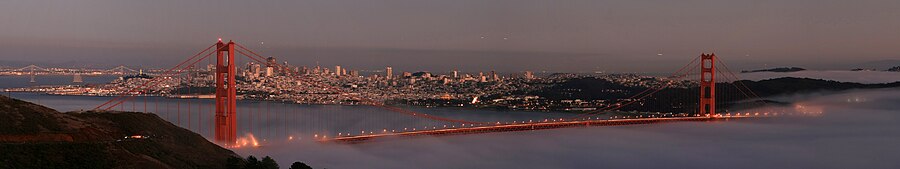 San Francisco, esiplaanil Kuldvärava sild, taamal San Francisco–Oakland Bay Bridge