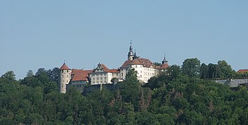 Vue du château en été.