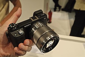 黑色的NEX-6，安裝18-55mm套機鏡頭。