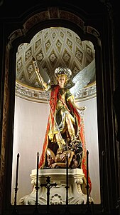 Statua di San Micheleconservata nella Cattedrale di Caltanissetta.