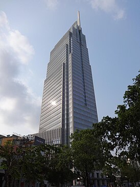 35-этажный Vietcombank Tower в Хошимине — совместный вьетнамско-сингапурский проект, начатый в 1996 году