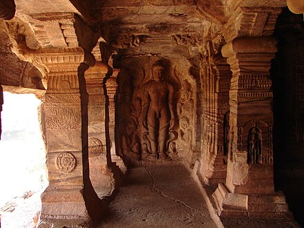 Reliev muri në shpellën 4, që i përket xhainizmit.