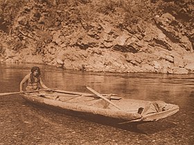 בן יורוק וקאנו על הנהר טריניטי (קליפורניה) מאת אדוארד קרטיס, בערך. 1923