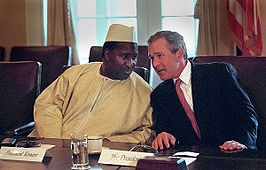 Alpha Oumar Konaré in 2001 met George W. Bush in Washington D.C.