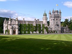 Castillo de Balmoral, completamente reconstruido por William Smith para la reina Victoria (1853-1856), un ejemplo del estilo baronial escocés