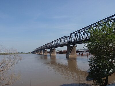 Расположенный на магистрали близ Харбина 19-пролётный Биньчжоуский железнодорожный мост[кит.] через реку Сунгари