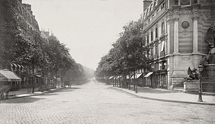Le boulevard vers 1860-1870, à hauteur de la place Saint-Michel (photographie de Charles Marville).