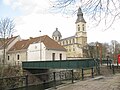 Links von der Scheldebrücke das Geuzenhuis, im Hintergrund die Abteikirche