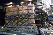 C-17機内でのパレット化貨物の卸下作業