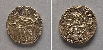 Pièce de monnaie indienne de l'empire Gupta, datant du règne de Chandragupta II. L'avers représente un archer divin, le revers la déesse Lakshmi assise sur un lotus. (définition réelle 9 702 × 4 785)