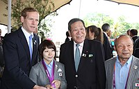 Hiromi Miyake nach dem Gewinn der Silbermedaille 2012. Rechts vorne ihr Vater Yoshiyuki Miyake