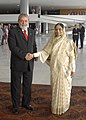 Presidenten av India, Pratibha Patil, med palluen over hovudet.