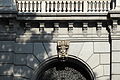 Plastisch verzierte Agraffe am Torbogen eines Bankgebäudes in Madrid