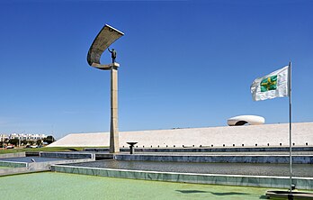 No aniversário de Brasília, o Memorial JK, dedicado a Juscelino Kubitschek (1902-1976), fundador de Brasília, capital do Brasil. O edifício, inaugurado em 1981, foi projetado pelo arquiteto Oscar Niemeyer (1907-2012). (definição 4 311 × 2 744)