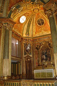 Cofre acima do altar da capela do palácio