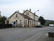 Het vervallen stationsgebouw in 2009