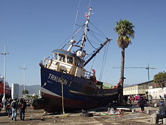 Embarcación varada en la avenida Costanera de Coquimbo.