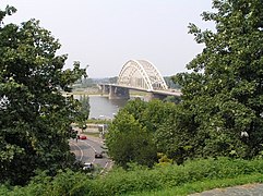 El puente sobre el Waal, en Nimega, llamado hoy Puente James Gavin.