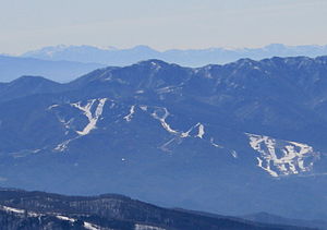 野伏ヶ岳から望む鷲ヶ岳北西面にあるホワイトピアたかす（左）と鷲ヶ岳スキー場（右）（2011年4月17日）