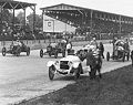 Gil Andersen auf Stutz (Nr. 28) vor dem Start aus der ersten Reihe zu den Indianapolis 500 von 1916. Im Rennen fiel er mit einer gebrochenen Ölleitung aus.