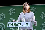 Annie Lööf s'exprimant devant un podium