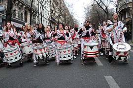 La batucada Batala desfilando en el Carnaval de París, 2014