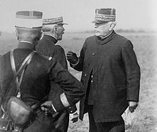 Trojice francouzských generálů během manévrů. Zcela vpravo stojí Joseph Joffre.