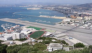 Das Victoria Stadium neben dem Flughafen