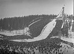 Le tremplin de Holmenkollen accueille le saut à ski en 1952.