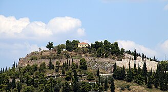 Vue du château, avec au centre un bâtiment appartenant au musée archéologique.